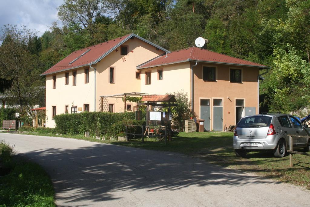 Hostel Flores Kostanjevac Exterior foto
